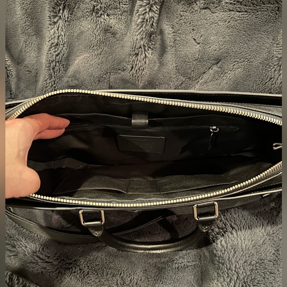 Coach, men’s business bag, with removable crossbody strap. - Picture 2 of 3